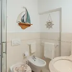 Guesthost - Amazing With Private Parking Apartment