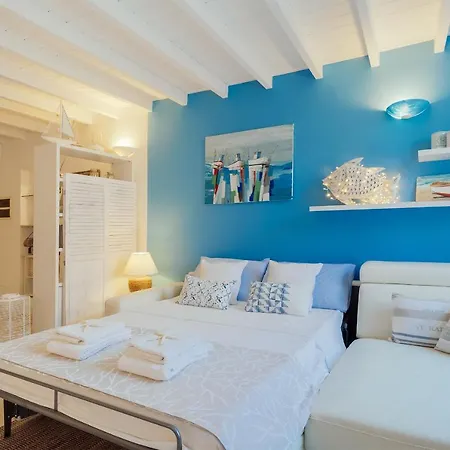 Amazing With Private Parking Apartment *