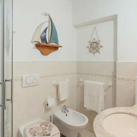 Amazing With Private Parking Apartment