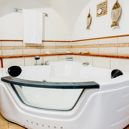 Guesthost - Amazing With Private Parking Apartment *